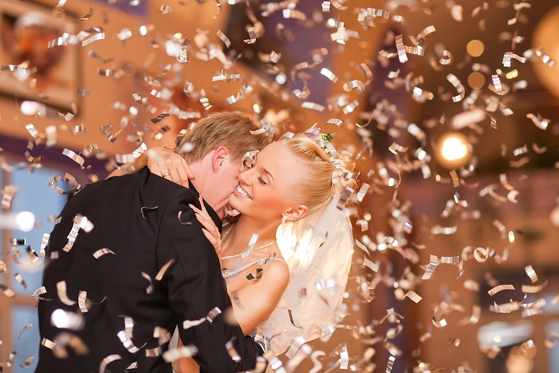 Brautpaar Hochzeitstanz Confettiregen